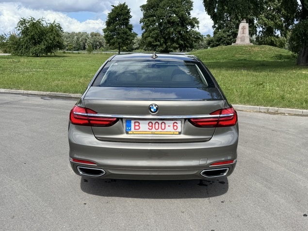 BMW 750 2017 