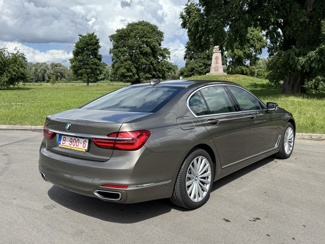 BMW 750 2017 