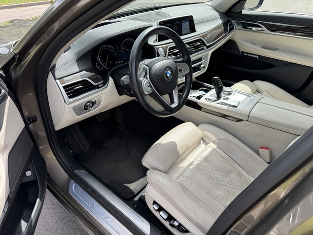 BMW 750 2017 
