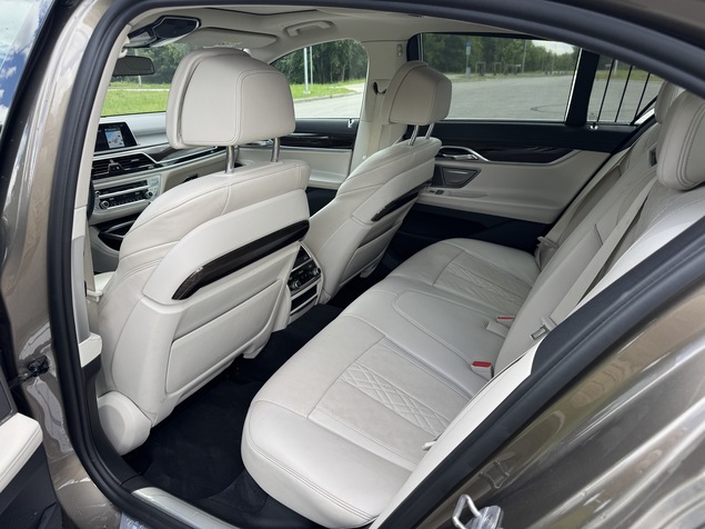 BMW 750 2017 