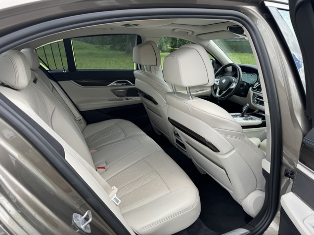 BMW 750 2017 