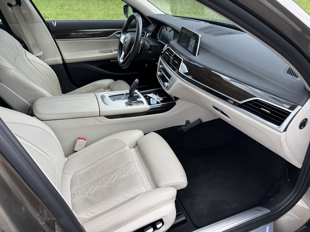 BMW 750 2017 