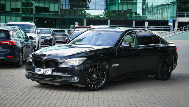 BMW 740 2011 