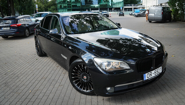 BMW 740 2011 