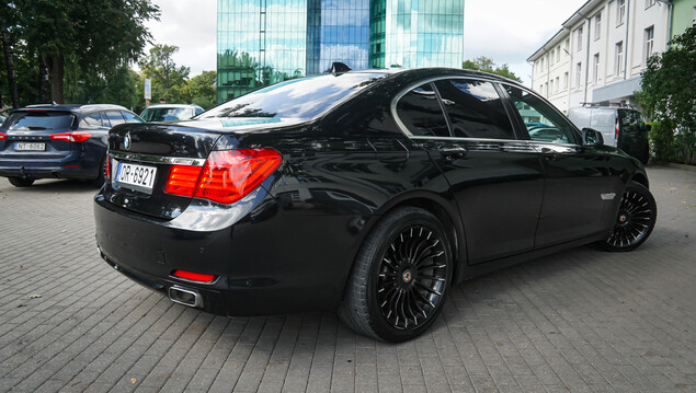 BMW 740 2011 