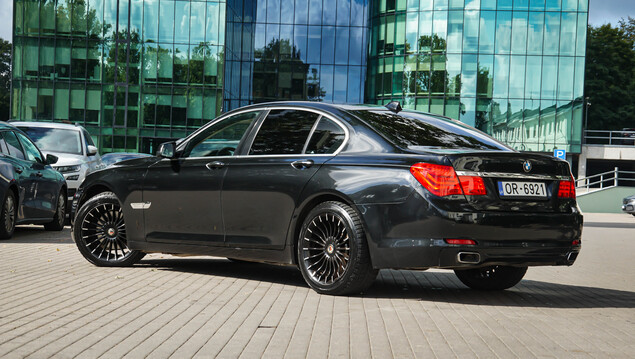 BMW 740 2011 