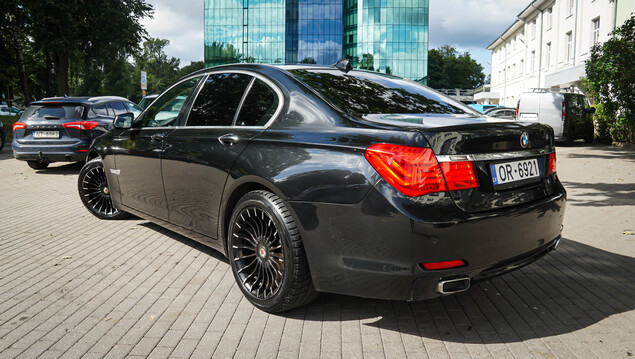 BMW 740 2011 