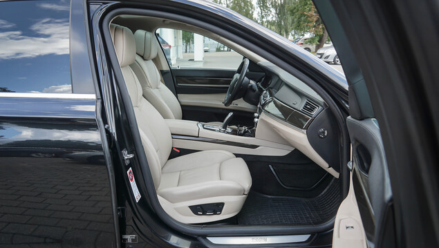 BMW 740 2011 