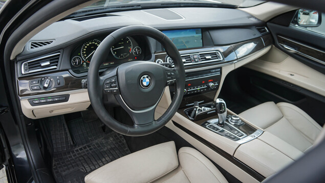 BMW 740 2011 